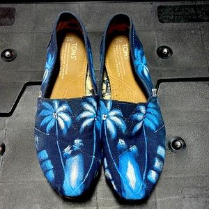 Women’s Tom’s hand, painted Hawaiian print shoes 7